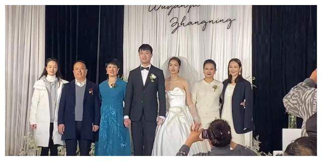 王鸥|王鸥最新动向曝光,被网友发现和何九华同款手机壳