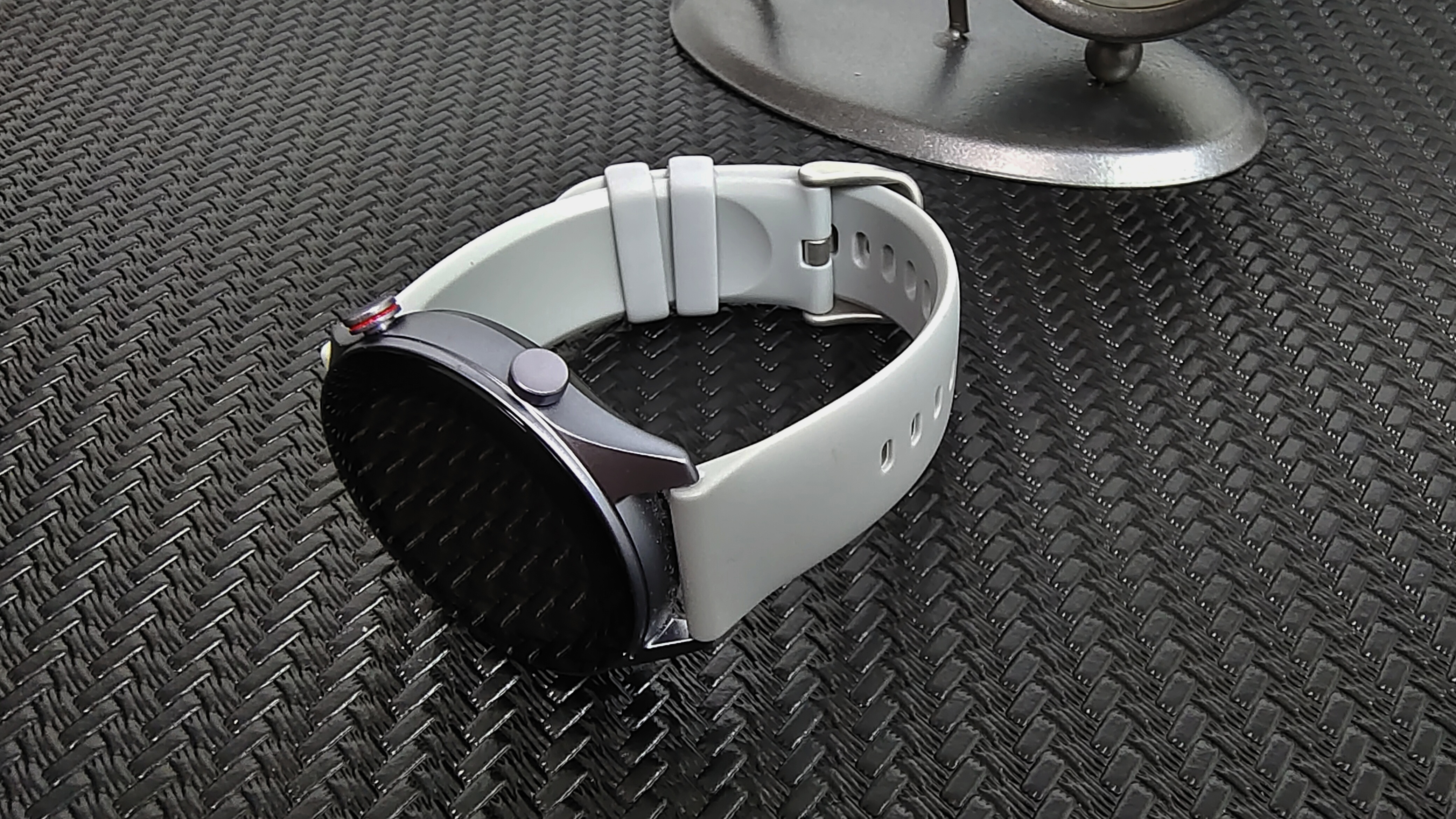 |轻盈无感佩戴,红魔手表活力版:电竞与运动的完美结合