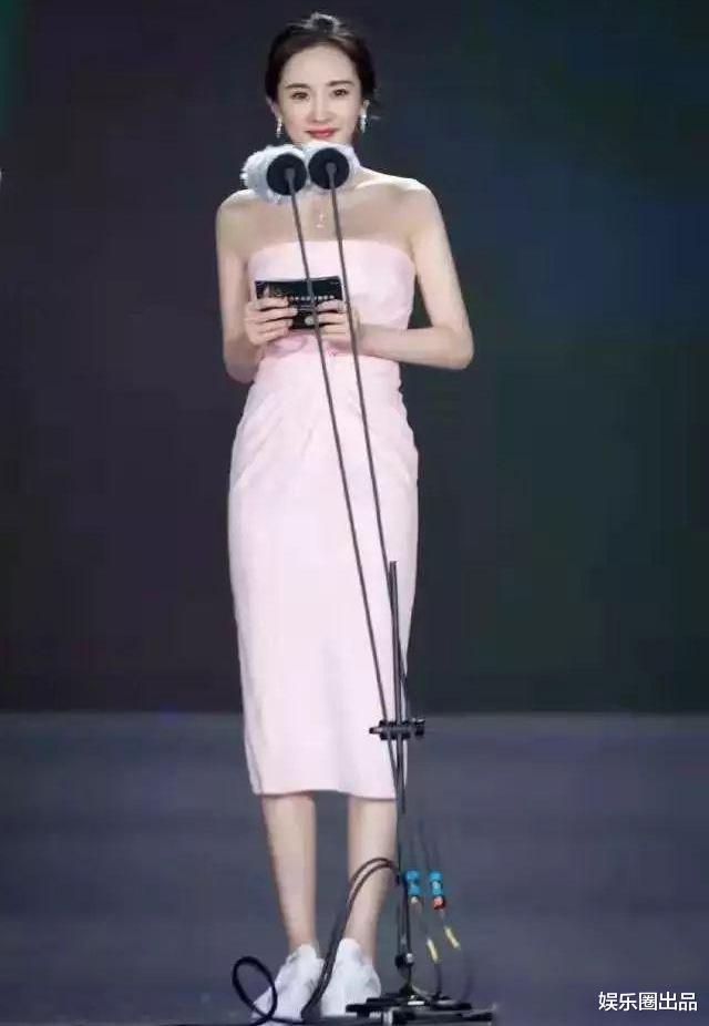 杨幂|杨幂穿粉色露肩装真显嫩，与黄建新同台，被指“像爷爷和孙女”