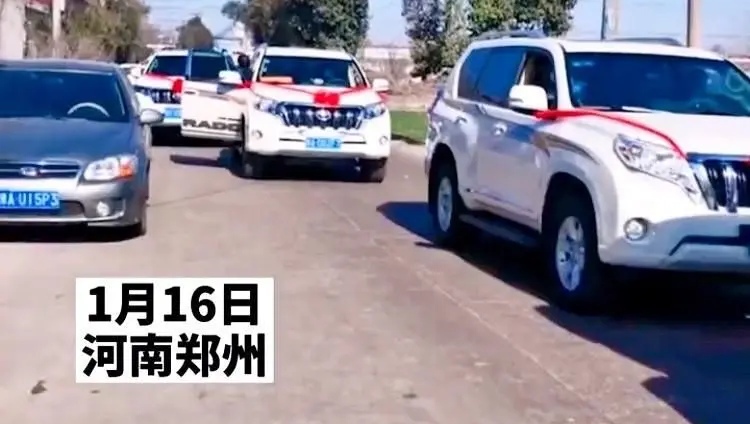 云的那一面 老人在马路上摆凳子拦停婚车要喜钱，“不给不让走”，是沾喜还是变相“抢劫”