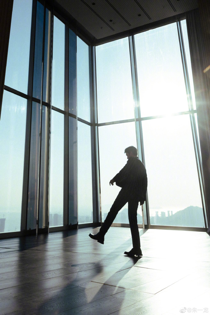 朱一龙|朱一龙出席芭莎慈善夜，网友纷纷表示帅爆了