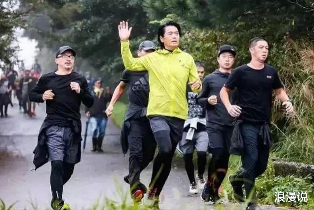 赌神|“一代赌神”现身菜市场,穿着朴素,依旧遮掩不了身材的健硕!