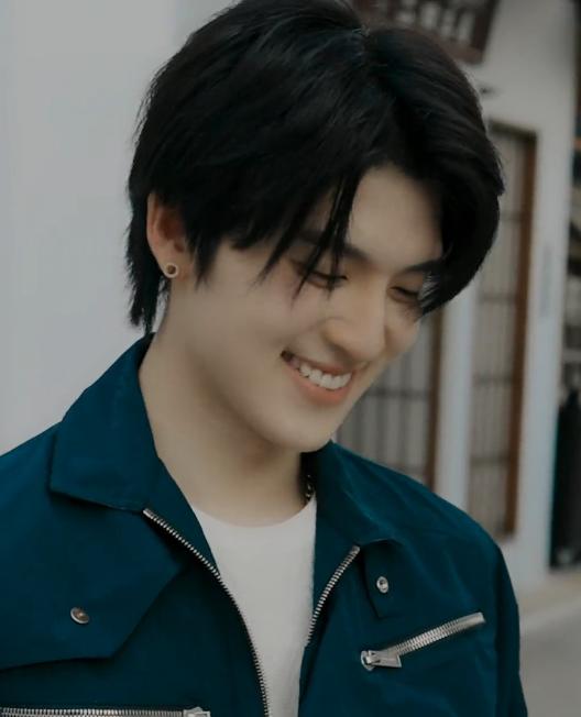 迪丽热巴|韩安冉拍校园风MV，摄像师故意把镜头怼脸拍，网友看傻眼了