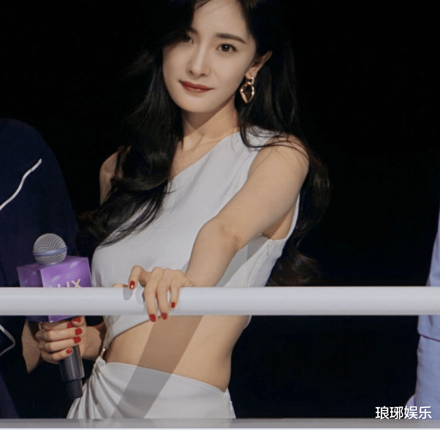 杨幂|杨幂因身材上热搜引争议，特殊时期别占据社会资源