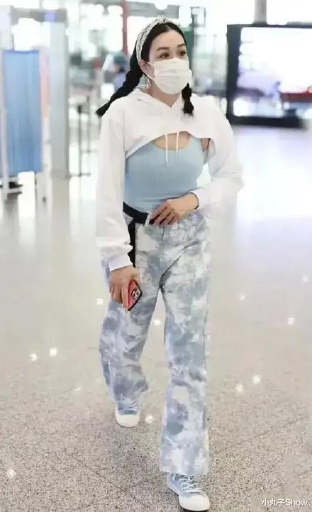 钟丽缇|51岁钟丽缇走机场真会作妖，内衣外搭变油腻大妈，眼角暴露年龄感