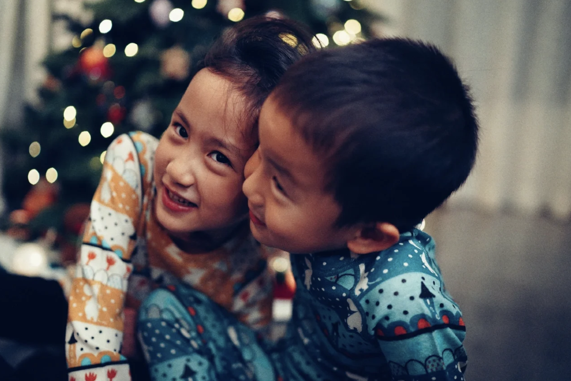 黄磊|黄磊一家五口游玩被偶遇!多多戴耳环打扮成熟,冷到把手缩进袖子