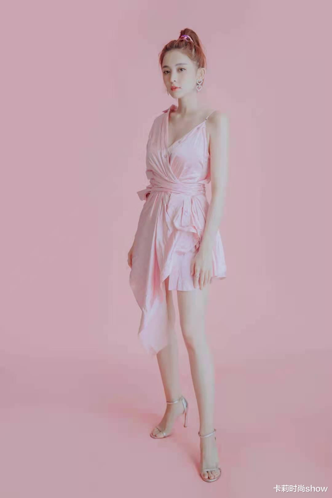 卡莉时尚show|古力娜扎太会打扮，172cm穿粉裙秀美腿，生图皱皱巴巴依然显气质