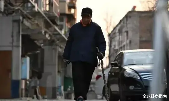 蔡徐坤|蔡徐坤“猛男照”霸屏热搜！肌肉线条引女粉丝舔屏！硬是把我看笑了...