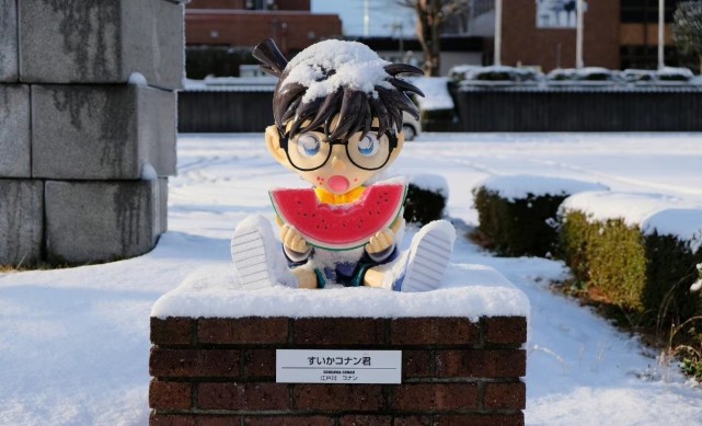 柯南|雪后的柯南小镇,柯南大雪天吃西瓜,阿笠博士的爱车都被雪覆盖了