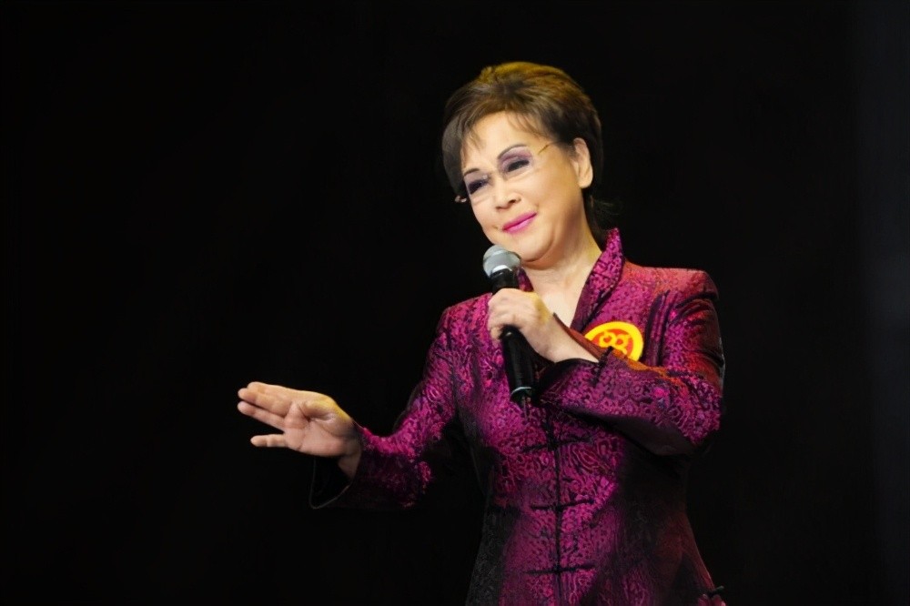 李谷一|李谷一，一婚嫁恩师，二婚嫁粉丝爱她40年，女儿怨恨她20年