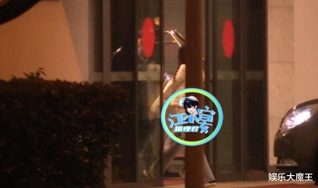 郑爽|郑爽被封杀后独自飞广州打扮似路人，没回家过年更没飞美国接孩子