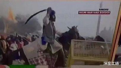印度農民持馬刀奪取新德裡皇宮：大群印度警察集體跳4米崖壁逃生-圖8