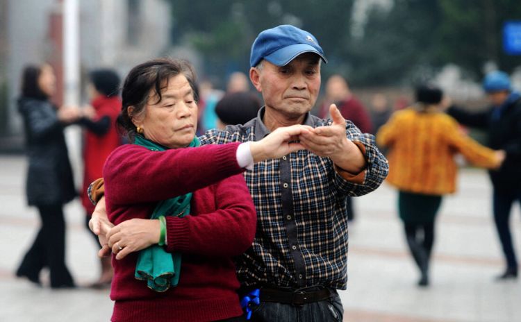 交谊舞|62岁大爷哭诉：跳交谊舞怎么还会被打？我是真的被打怕了 ?