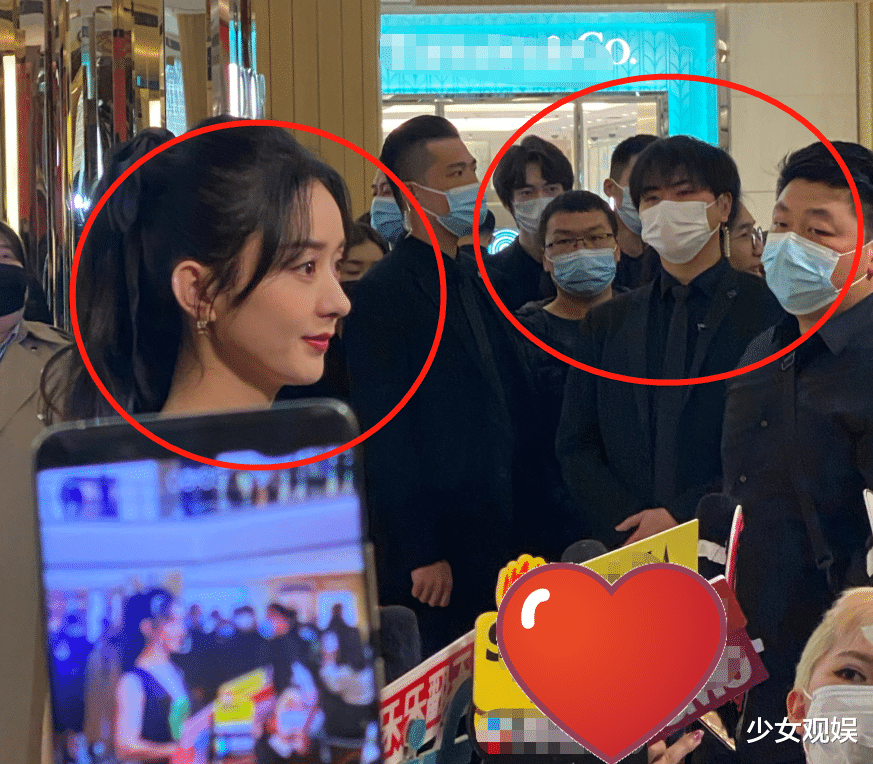 赵丽颖|赵丽颖张碧晨在商场被围观，路人随手一拍，谁更颜值佳一目了然