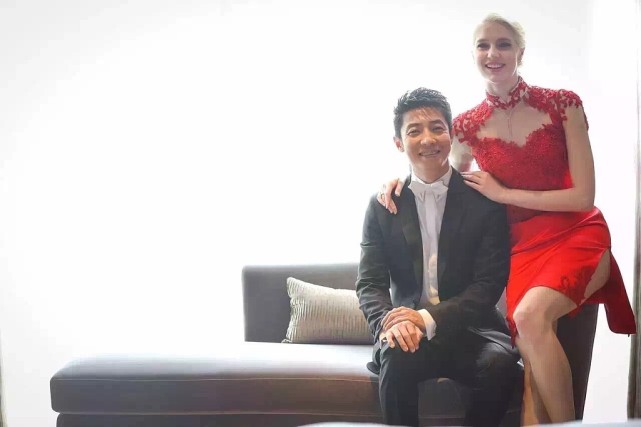 撒贝宁|撒贝宁一家四口露面，一岁龙凤胎首度曝光，女儿穿千元名牌童装尽显宠爱