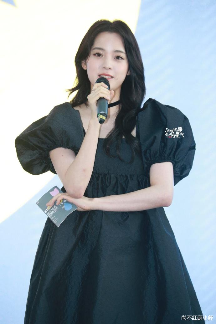 尚不红萌小舒|傅娟59岁依旧温婉可人，一身黑色打扮时髦，气质不输零零后女儿