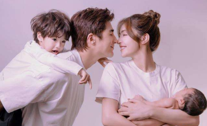 麦迪娜·买买提|麦迪娜产后恢复如初，满月礼上公开女儿小名，婆婆却全程都现身