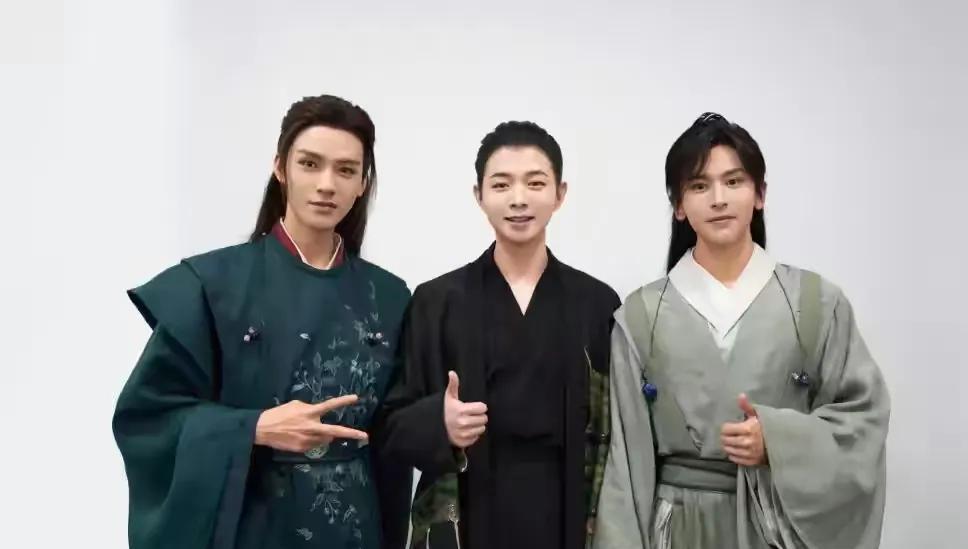 霍尊|霍尊被迫退出娱乐圈，陈露和闺蜜的小动作为何没人注意