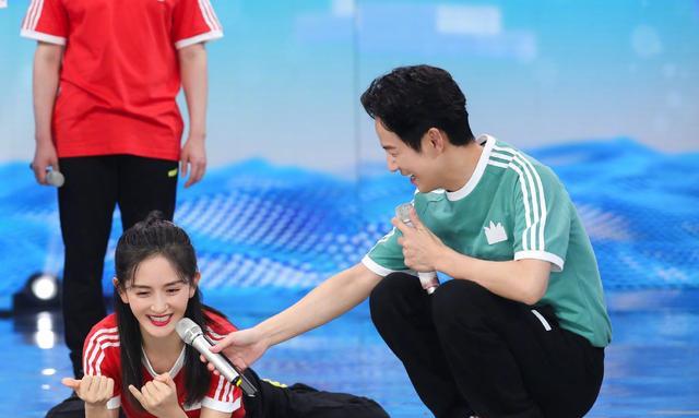 何炅|何炅真不经扒，一根藤上七个瓜，牵手照只是冰山一角