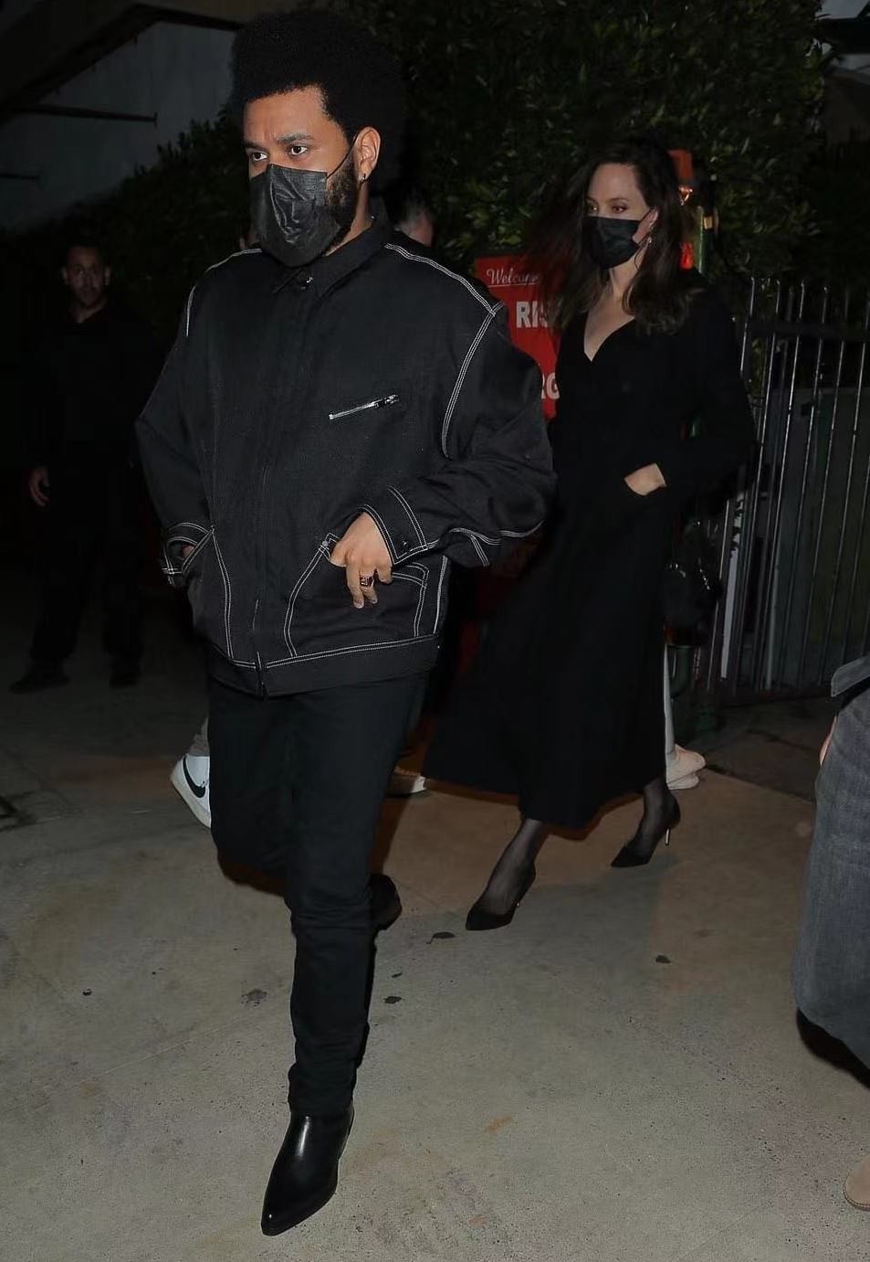 安吉丽娜·朱莉|女神朱莉又有新绯闻！裹深V黑衣风情万种，迷倒小15岁的花花公子