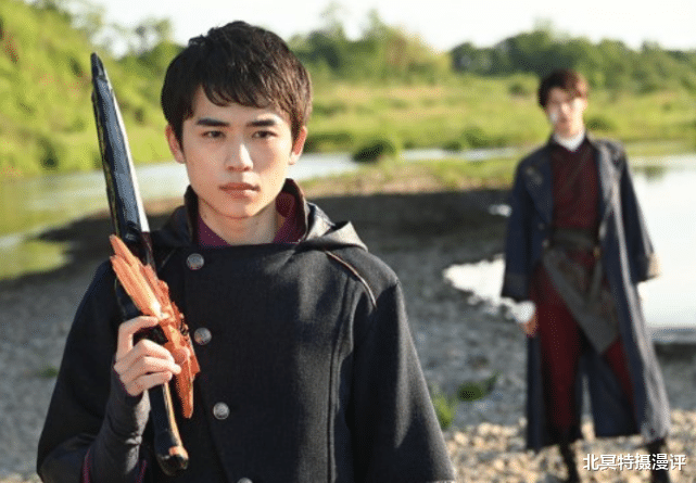 假面骑士圣刃|假面骑士圣刃：剑斩手持双剑归队，老乌暴走，剑士圣刃被封号！