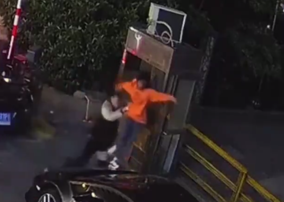 车迷之家 爬上百万豪车车顶“蹦迪”,造成28万损失,00后女孩被采取刑事强制措施