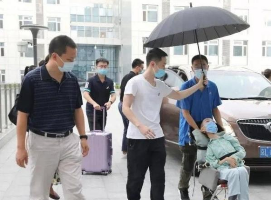 萱爸育儿经|他立志做中国“霍金”,高考645分体重却仅36斤,绝望人生亦有光明