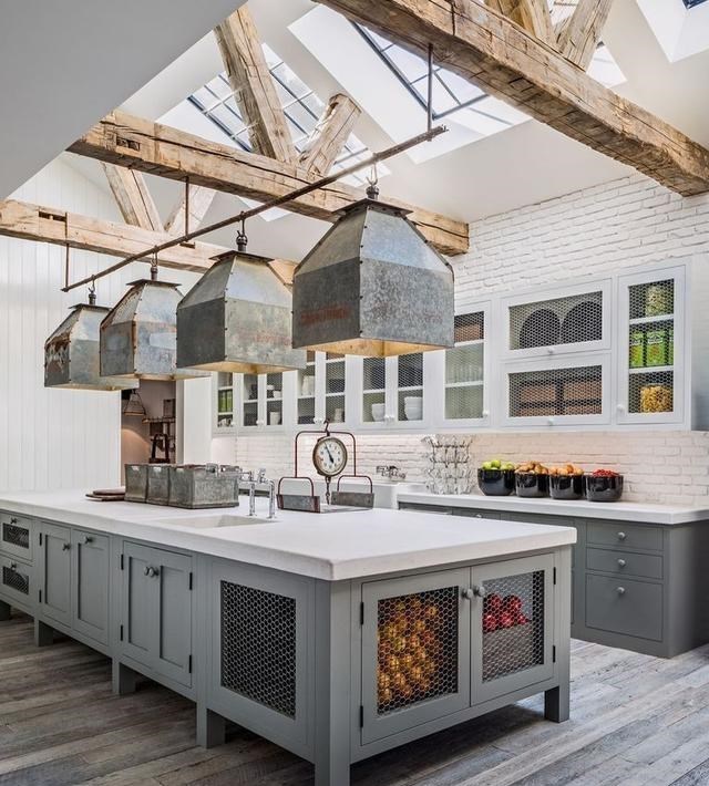 挑高客厅能行，餐厅我也试试，上下分层设计，空间开阔收纳也翻倍