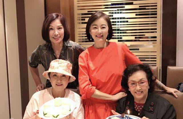 林青霞 岁月不败美人，林青霞剪短发穿红裙优雅从容，自然老去的样子真美