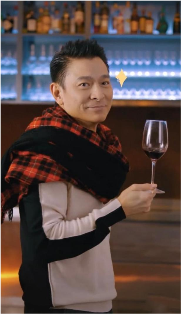 刘德华|顶流刘德华人气爆表！全球首个社交号就过千万，穿休闲装帅气儒雅