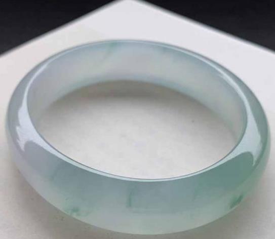 翡翠手镯|一女士试戴两万多的翡翠手镯取不下闹到派出所，这件事你怎么看？