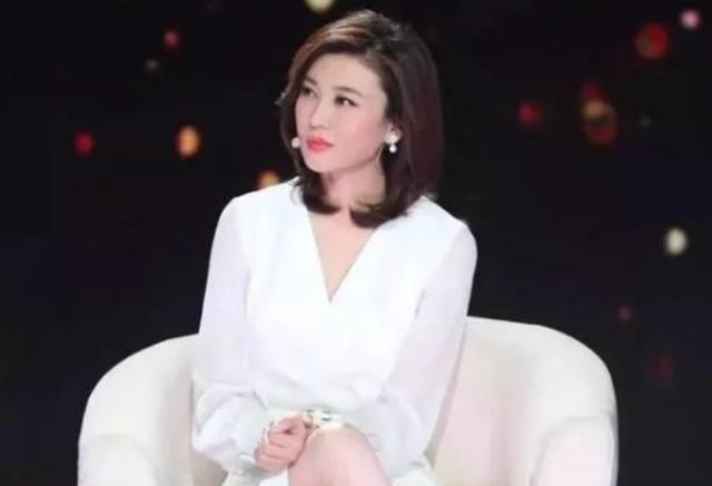 央视|央视最性感的女主持，被上级“警告”三次，网友：比董卿还美！