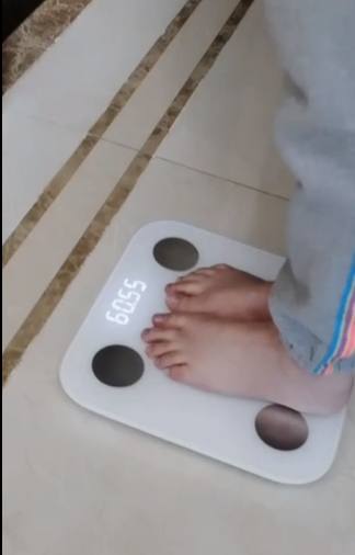 李心艾|“J女郎”李心艾减到120斤，被质疑减肥失败，膀大腰圆认不出