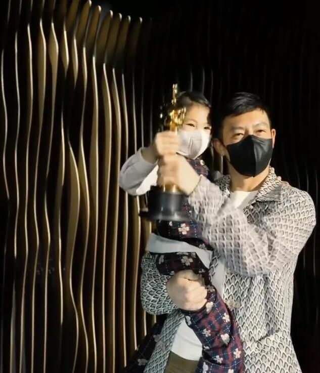 陈冠希|秦舒培“望夫眼”，与陈冠希私人飞机上秀恩爱，Alaia戴墨镜耍酷