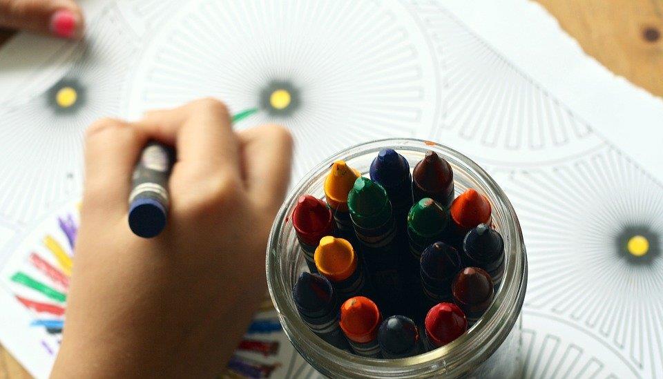 高秀花说育儿|驻家教师被包装成“新家政”，费用2-3万元每月，贵就一定靠谱吗