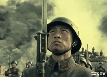 八佰|电影《八佰》送电话线过去为什么不能举着钢板过去而是要跑过去？