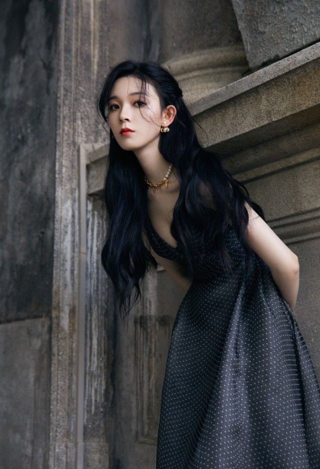 时尚穿搭潮我看|1米68陈瑶是小萝莉吧！白T恤配“围裙”尽显少女风，太甜了