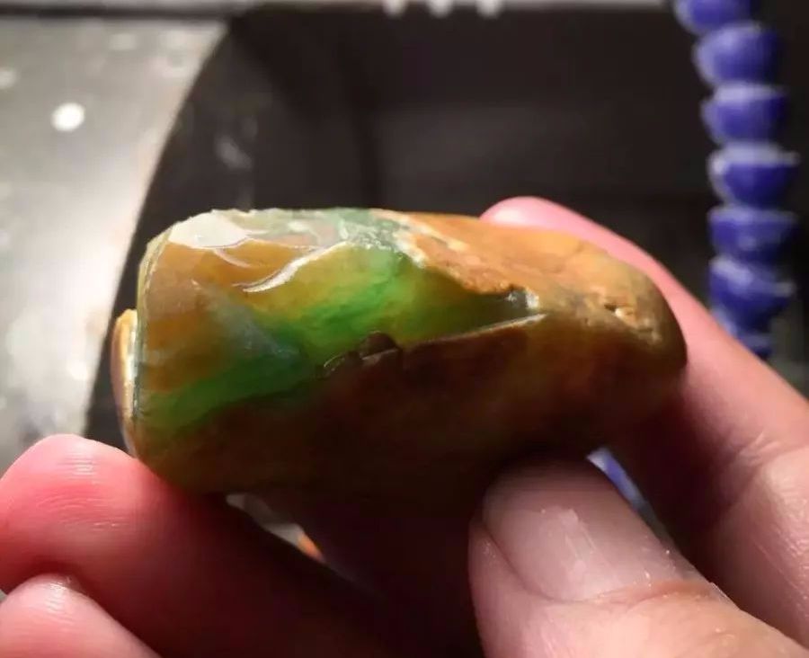 翡翠|夜市地摊300捡漏的一块翡翠原石，开窗后商家眼都直了！