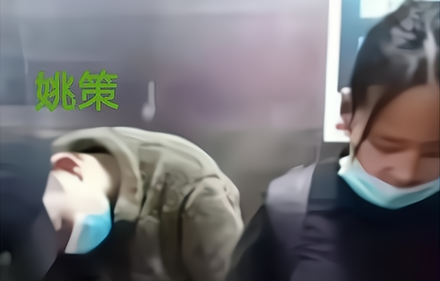 老红点评社 姚策生前最后照片公开，饱受病痛折磨扶墙站立，妻子熊磊视而不见