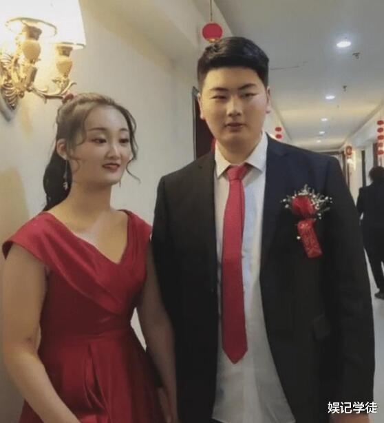 朱之文|朱之文懒理陈亚男，一身红衣现身商演，儿子朱小伟又成“香饽饽”