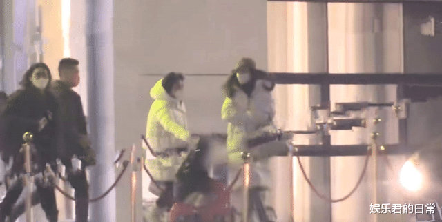 小海绵|baby带娃工作被偶遇，4岁小海绵身旁多人照顾，身高已达妈妈腰部