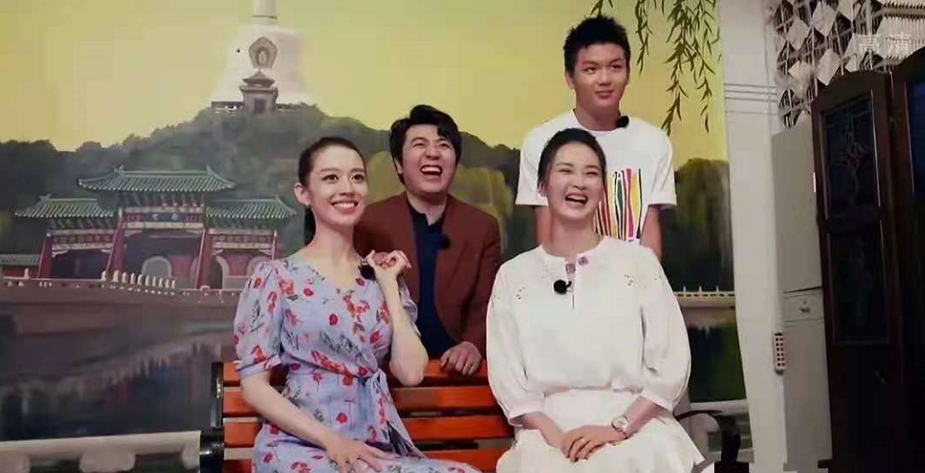 王艳|晴格格王艳穿搭太显嫩！扎高马尾跟儿子同框像姐弟，母子颜值超高