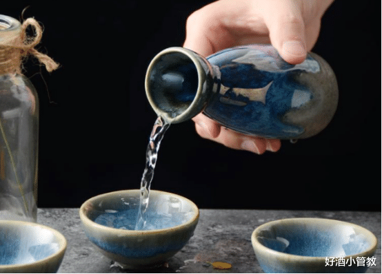 |为何爱喝酒的行家,总会在桌上放一杯“白开水”?原来酒是这样喝