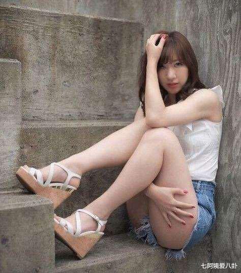 刘荷娜|刘荷娜躺在公公大腿上算啥，日本女星才厉害，跟父亲一起洗澡