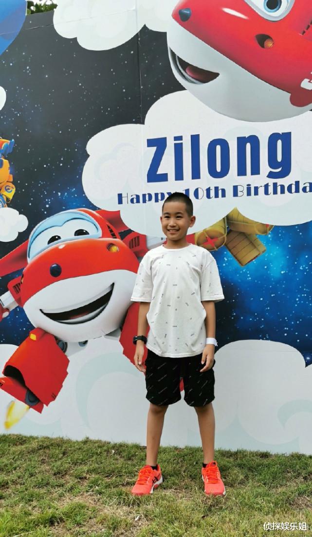 赵文卓|赵文卓夫妇庆儿子满10岁,13岁大女儿身高超妈妈,一家五口好有爱