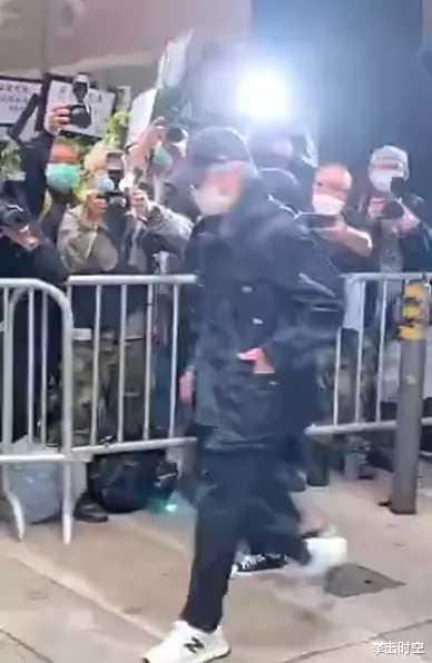 周星驰|周星驰现身吴孟达葬礼击碎谣言，进出灵堂左手保持一动作令人心痛