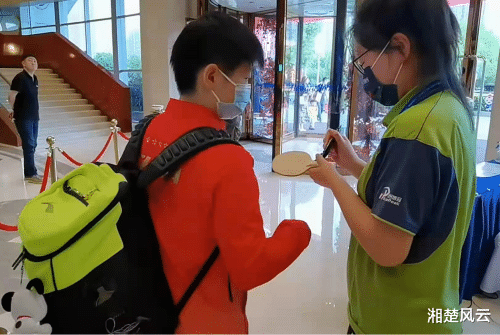 莎莎|莎莎签名忙,大蟒腿伤拐着走,大头临走请教功勋教练,国乒赴威海