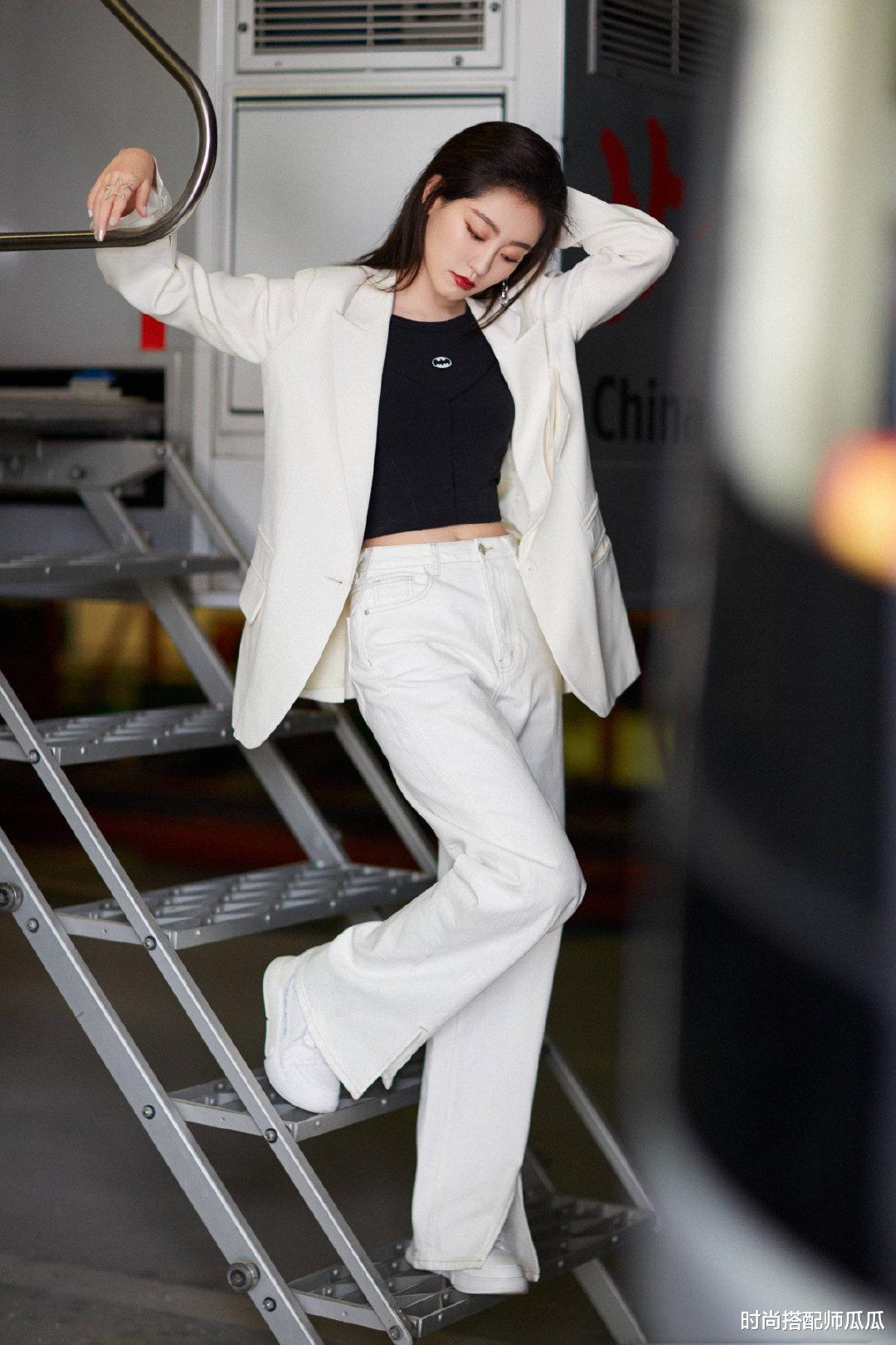 发型|祝绪丹被发型“坑”了，厚刘海配上紧身牛仔衣，气质全无还有点土