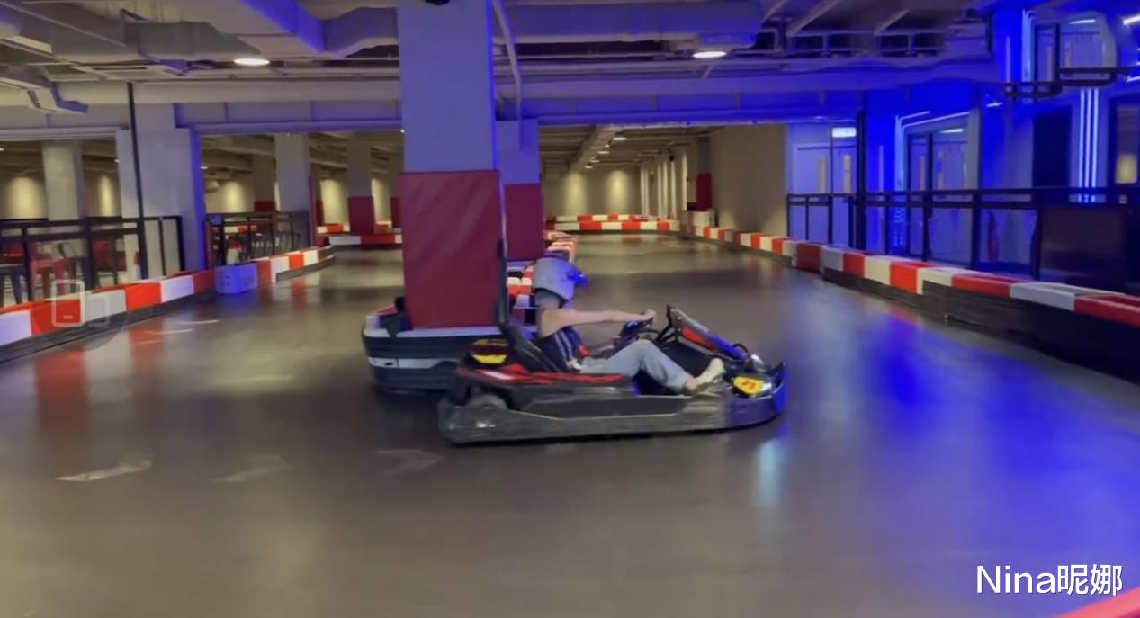 邱淑贞|邱淑贞后继有人！22岁女儿穿露脐装牛仔裤玩卡丁车，小小年纪身材美过妈妈