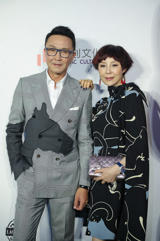 穿衣搭配 没想到吴刚妻子也这么美，穿黑衣配短发真优雅，看着也挺年轻的